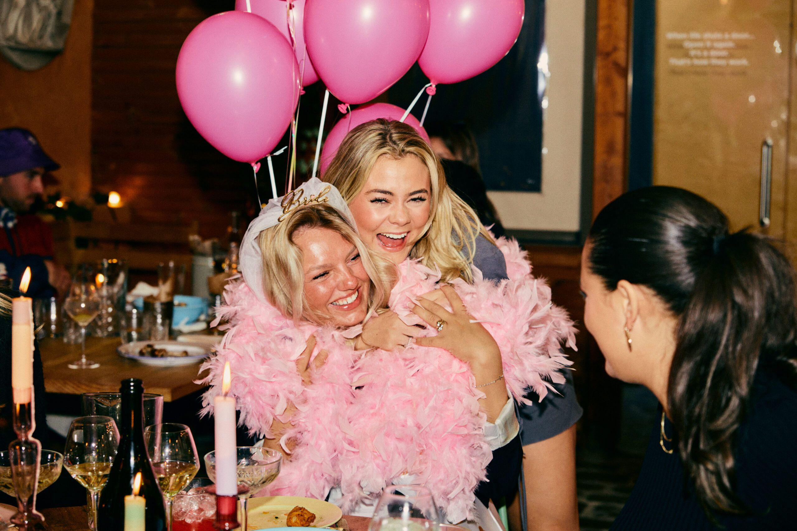 En kommende brud og hendes veninde holder polterabend hos Cocks & Cows